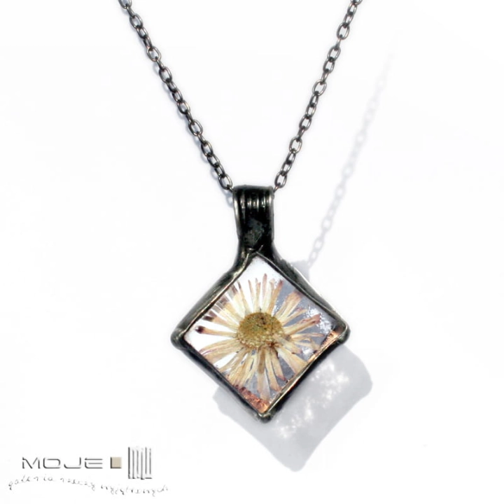 za-ROMB-ista-stokrotka-wisior-wisiorek-bizuteria-z-miedzi-fusing-ze-szkła-rękodzieło-suszony-kwiat-suszona-stokrotka-kwadratowy-romb-handmade