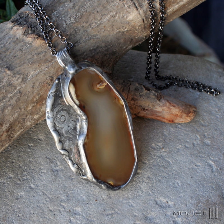 Agat w kolorach ziemi, wisior z agatem, trawiony metal, miedziany wisior, biżuteria z kamieniem naturalnym