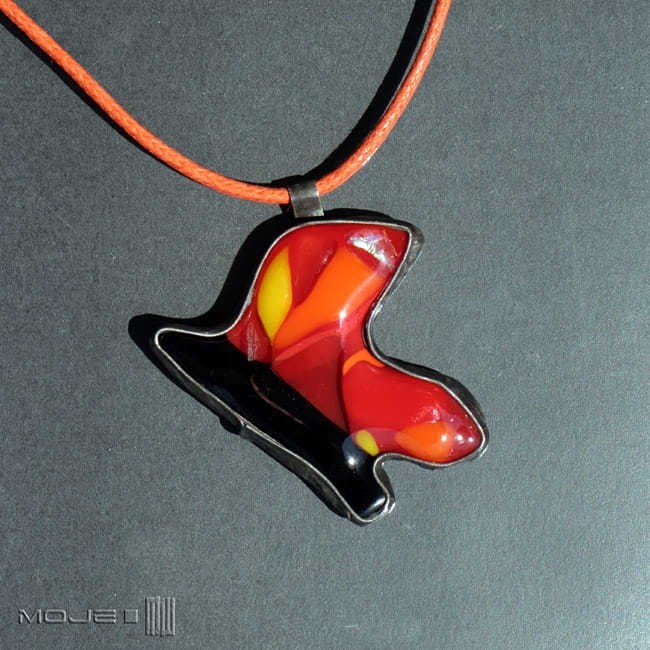 Motyl w czerwieni, wisior, szklany wisior, biżuteria fusing, miedziany wisior, biżuteria tiffany, biżuteria autorska, metaloplastyka, owad, owady, szkło dichroiczne
