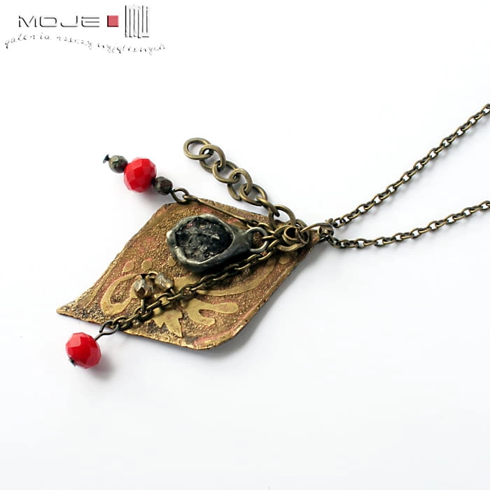 Lisc-z-granatem-wisior-mosiezny-trawione-wzory-brylka-granatu-ozdobny-kwiatowe-wzory-handmade