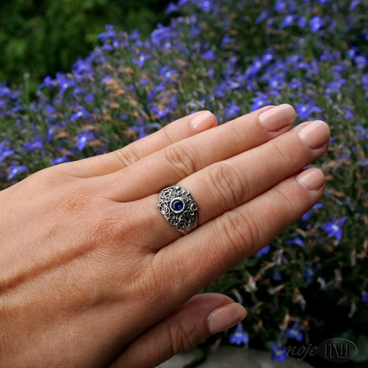 Szafirowiec-srebrny-pierscionek-szafirowa-cyrkonia-ze-srebra-kwiatek-art-clay-recznie-robiony