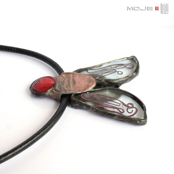Mucha którą da się lubić, szklany wisior, miedziany wisior, wisior ze szkła i miedzi, biżuteria autorska, hand made, niepowtarzalna biżuteria, owad, duży owad, mucha, metaloplastyka, hand made