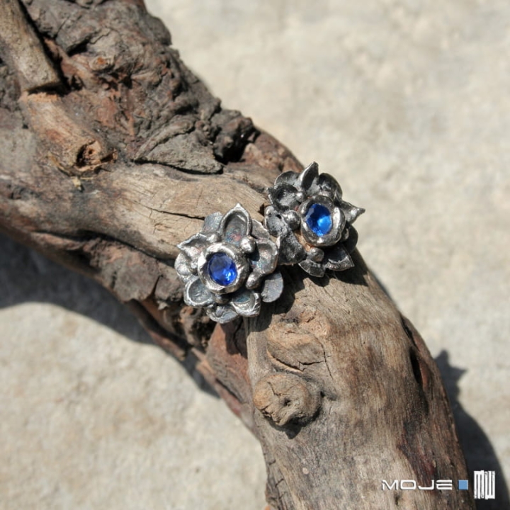 floralki-szafirowe-srebrne-kwiatuszki-kolczyki-sztyfty-srebro-cyrkonia-art-clay