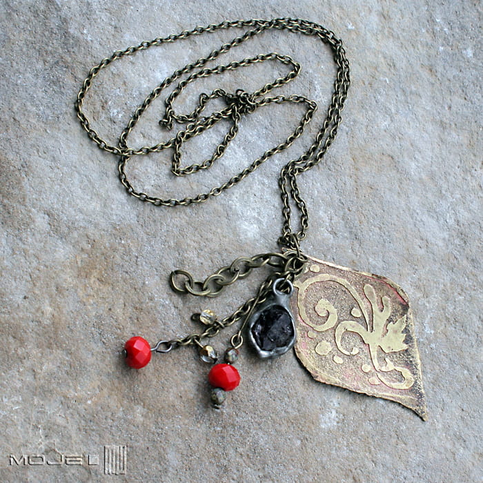 Lisc-z-granatem-wisior-mosiezny-trawione-wzory-brylka-granatu-ozdobny-kwiatowe-wzory-handmade