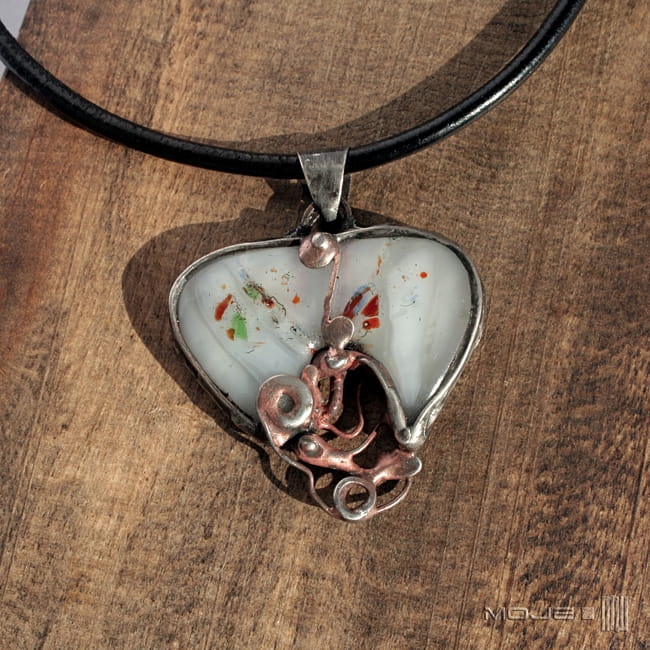 Wisior dziwny, wisior szklany, wisior miedziany, wisior, metaloplastyka, hand made, rękodzieło, oryginalny prezent, biżuteria autorska, fusing, fusing szklany,