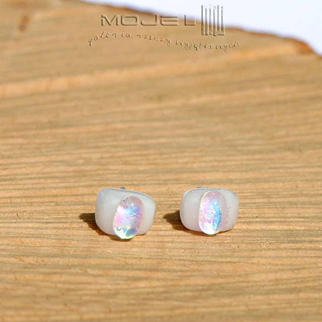 Białe drobinki, szklane kolczyki, biżuteria szklana, ze szkła, biżuteria fusing, szkło dichroiczne, sztyfty antyalergiczne