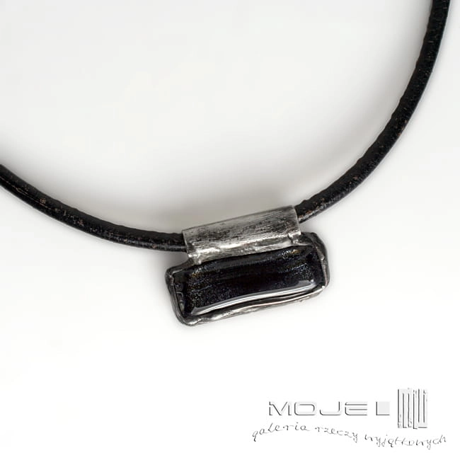 tajemnica mroku, prostokątny wisior, szklany wisior, biżuteria fusing,  hand made, ręcznie robione, biżuteria autorska, wisior, wisiorek, męski wisior, biżuteria męska, dla mężczyzny, dla niego, męski wisior, biżuteria Tiffany