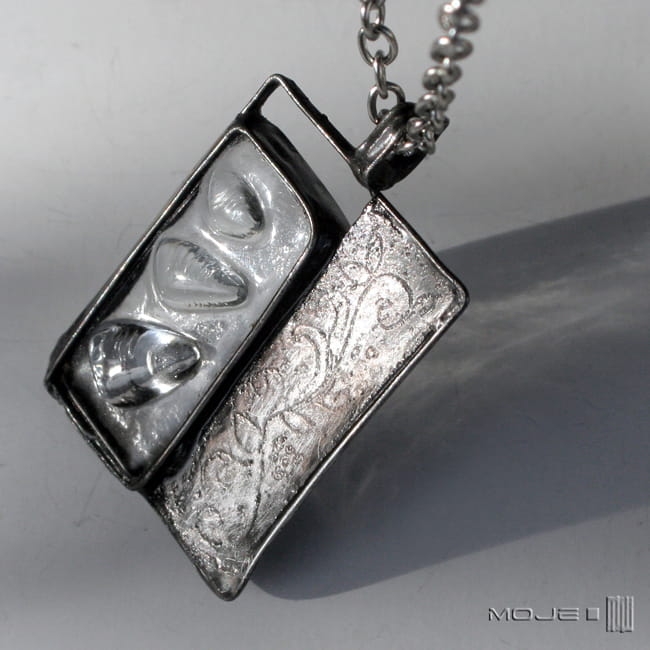 Szklany miraż,  szklany wisior, wisiorek,  biżuteria fusing, hand made, ręcznie robione, wisior fusing, wisiorek ze szkła, biżuteria z miedzi, biżuteria tiffany, motyw roślinny, gałązka