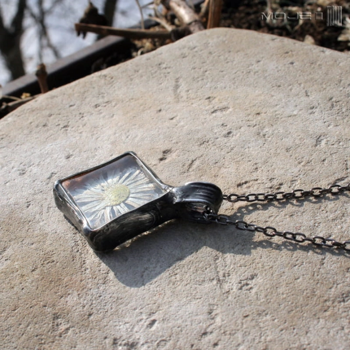 za-ROMB-ista-stokrotka-wisior-wisiorek-bizuteria-z-miedzi-fusing-ze-szkła-rękodzieło-suszony-kwiat-suszona-stokrotka-kwadratowy-romb-handmade