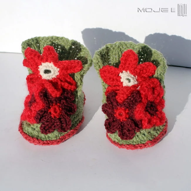 czerwone kwiatuszki, włóczkowe buciki, buciki z włóczki, szydełkowe buciki, hand made, kwiatki z włóczki, dla dzieci, buciki dla dzieci,