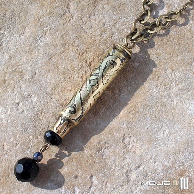 kaliber-5-56-mosiezna-luska-wisiorek-z-luski-militaria-trawione-czarne-korale-mosięzny-mosiadz