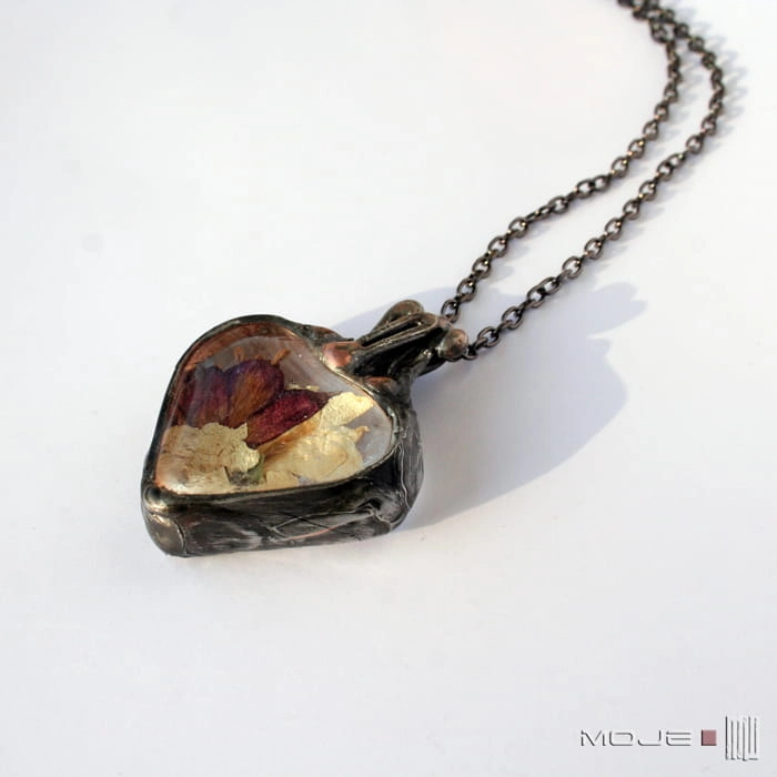 Serce z bzem i fuksją,  wisior ze szkła, z suszonymi kwiatami, szklane serce, serce ze szkła, serce z kwiatami, biżuteria fusing, szklany wisior, suszone  kwiaty, prezent, biżuteria autorska, biżuteria Tiffany, walentynki