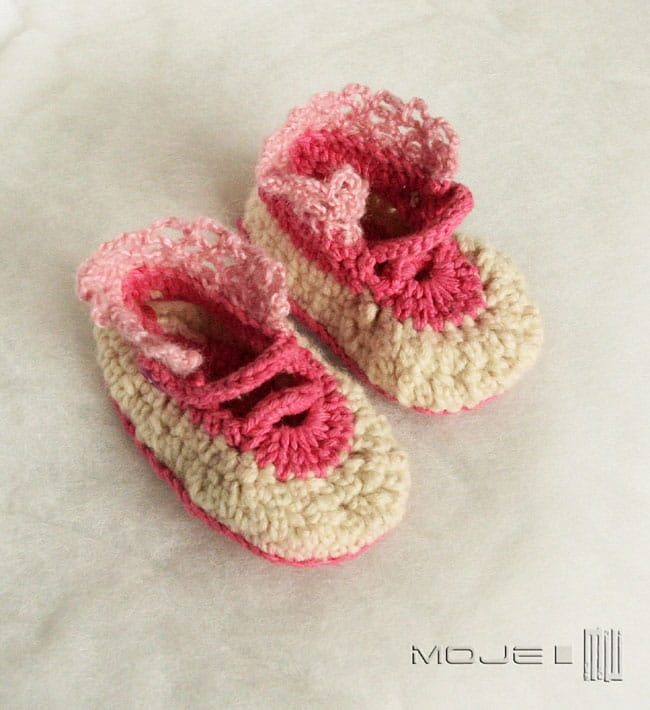 Paputki z różowym brzeżkiem, buciki z włóczki dla dzieci