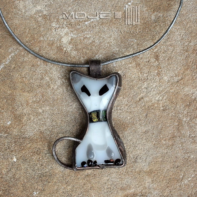 Biały kot, kot, szklany kot, biżuteria fusing, biżuteria szklana, biżuteria tiffany, biżuteria z miedzi, biżuteria ze szkła, kot tiffany, biżuteria miedziana, biżuteria autorska 