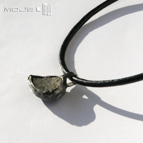 Kamienny-kieł-meski-wisiorek-kamien-naturalny-rzemien-skorzany-miedziany-dla-mezczyzny-bizuteria