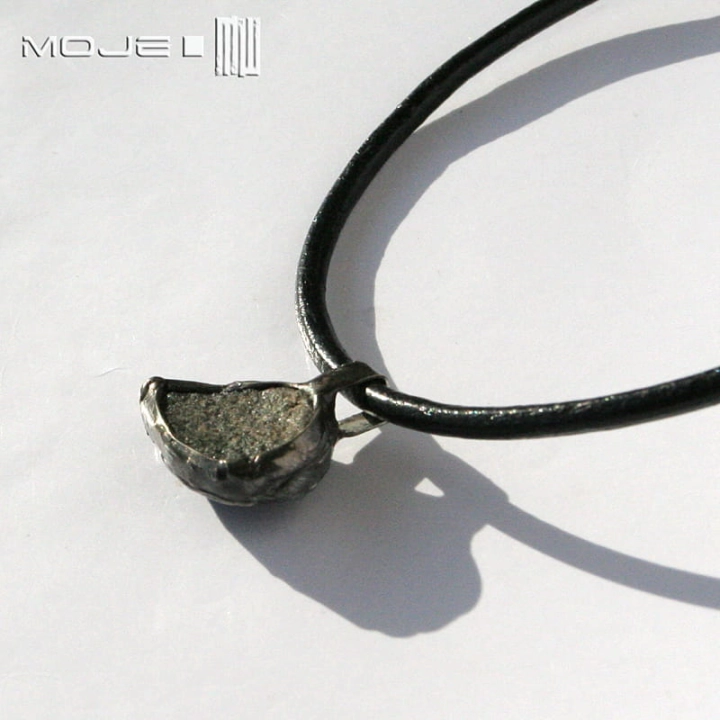 Kamienny-kieł-meski-wisiorek-kamien-naturalny-rzemien-skorzany-miedziany-dla-mezczyzny-bizuteria