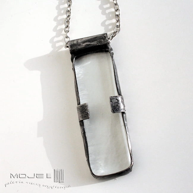 pamiątka z krainy lodu II, szklany wisior, biżuteria fusing, miedziana oprawa, szklano-miedziany, bezbarwne szkło, biżuteria Tiffany