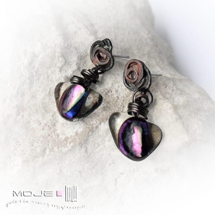Opalizująca różowość z zawirowaniem, szklane kolczyki, fusing szklany, szkło dichroiczne, sztyfty