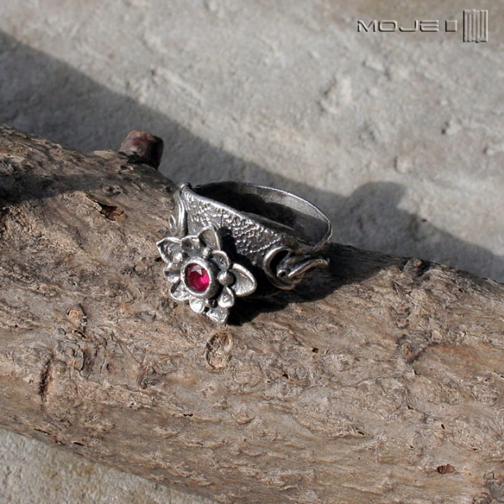 Kwiat-krolewski-srebrny-pierscionek-rozowa-cyrkonia-ze-srebra-kwiatek-art-clay-recznie-robiony