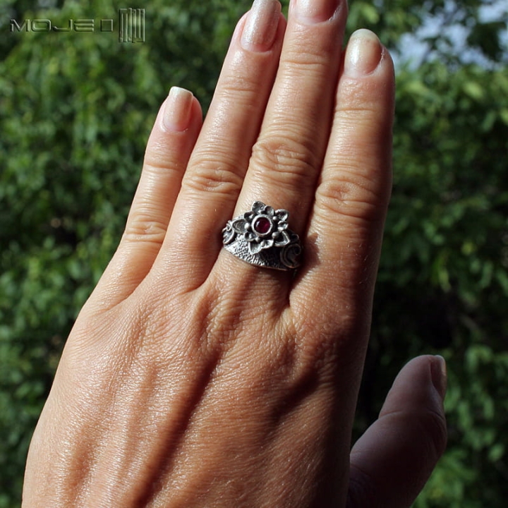 Kwiat-krolewski-srebrny-pierscionek-rozowa-cyrkonia-ze-srebra-kwiatek-art-clay-recznie-robiony