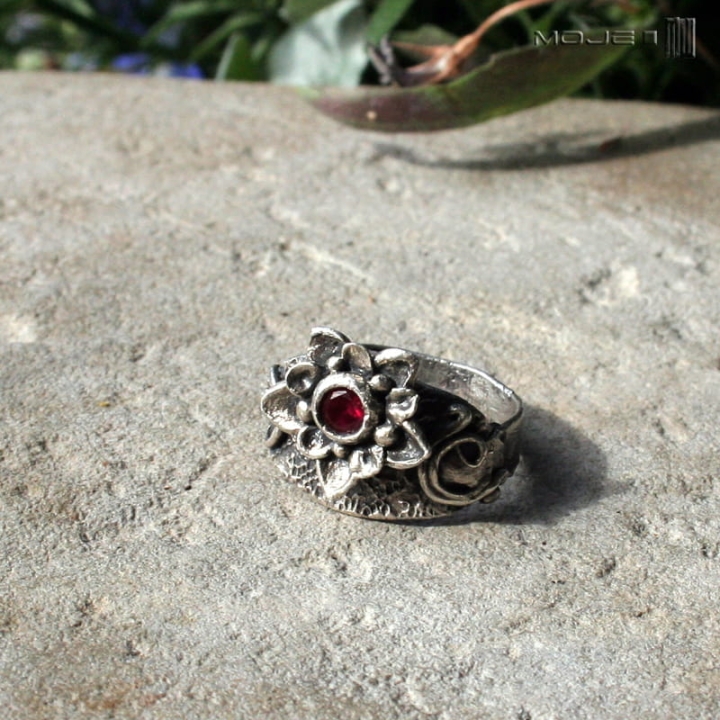 Kwiat-krolewski-srebrny-pierscionek-rozowa-cyrkonia-ze-srebra-kwiatek-art-clay-recznie-robiony