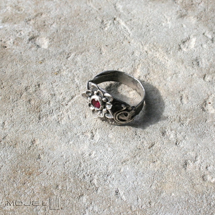 Kwiat-krolewski-srebrny-pierscionek-rozowa-cyrkonia-ze-srebra-kwiatek-art-clay-recznie-robiony