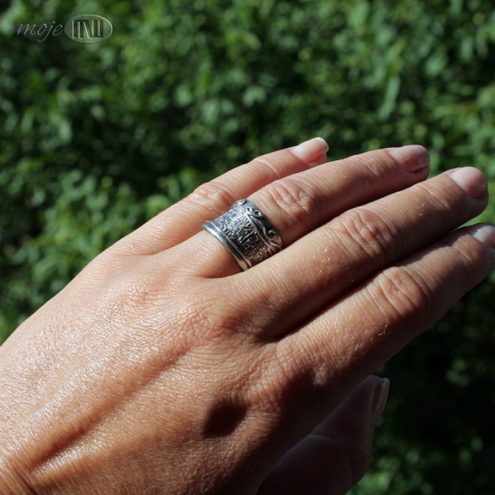 Szeroka-opowiesc-obrzączka-srebrna-ze-srebra-egipskie-hieroglify-art-clay