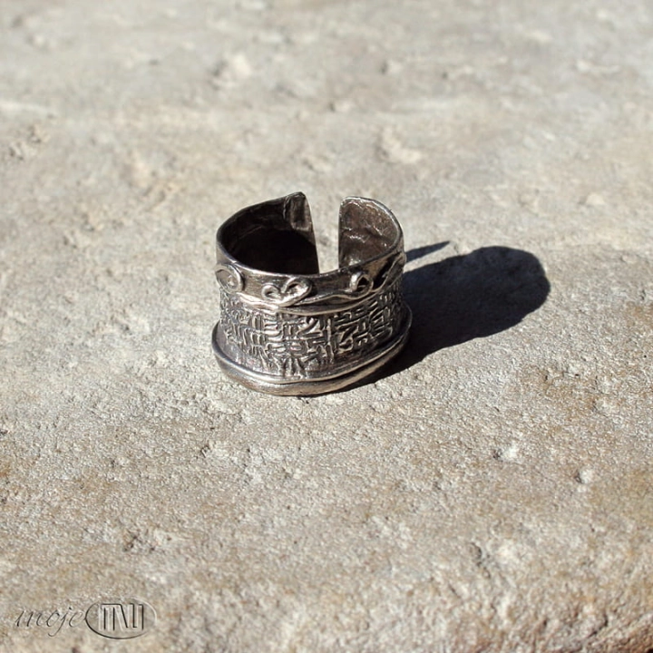 Szeroka-opowiesc-obrzączka-srebrna-ze-srebra-egipskie-hieroglify-art-clay