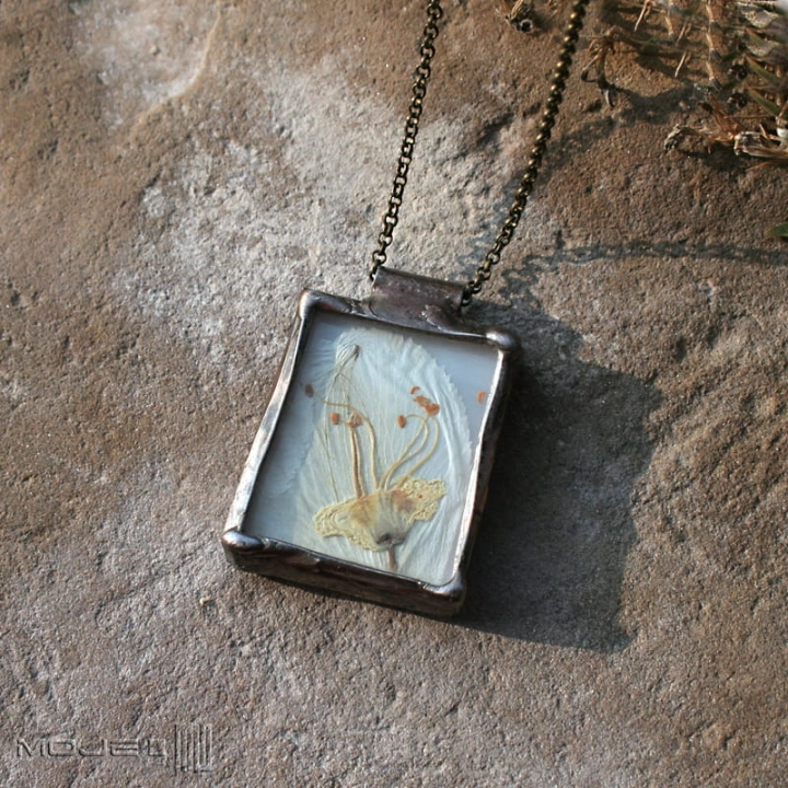 Herbario-bialy-kasztanowiec-wisior-z-suszonymi-kwiatami-szklany-fusing-suszone-zielnik-miedziany-na-szyje-prezent