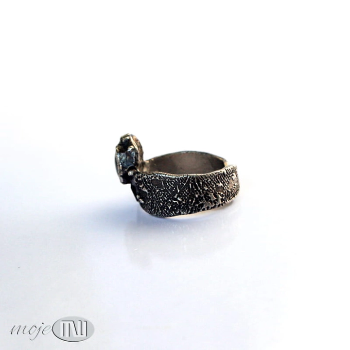 W-wezowej-skorze-pierscionek-z-labradorytem-srebrny-ze-srebra-art-clay-labfradoryt