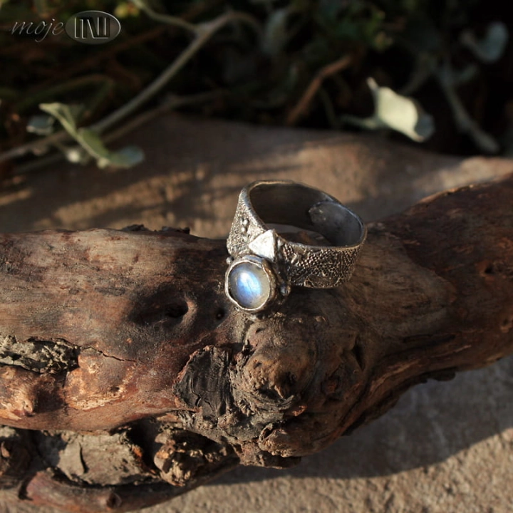 W-wezowej-skorze-pierscionek-z-labradorytem-srebrny-ze-srebra-art-clay-labfradoryt