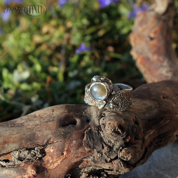 W-wezowej-skorze-pierscionek-z-labradorytem-srebrny-ze-srebra-art-clay-labfradoryt