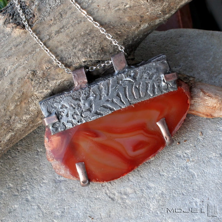 Paprotny zakątek, wisior z agatem, czarny agat, plaster agatu, miedziany wisior z agatem, biżuteria autorska, pomysł na prezent