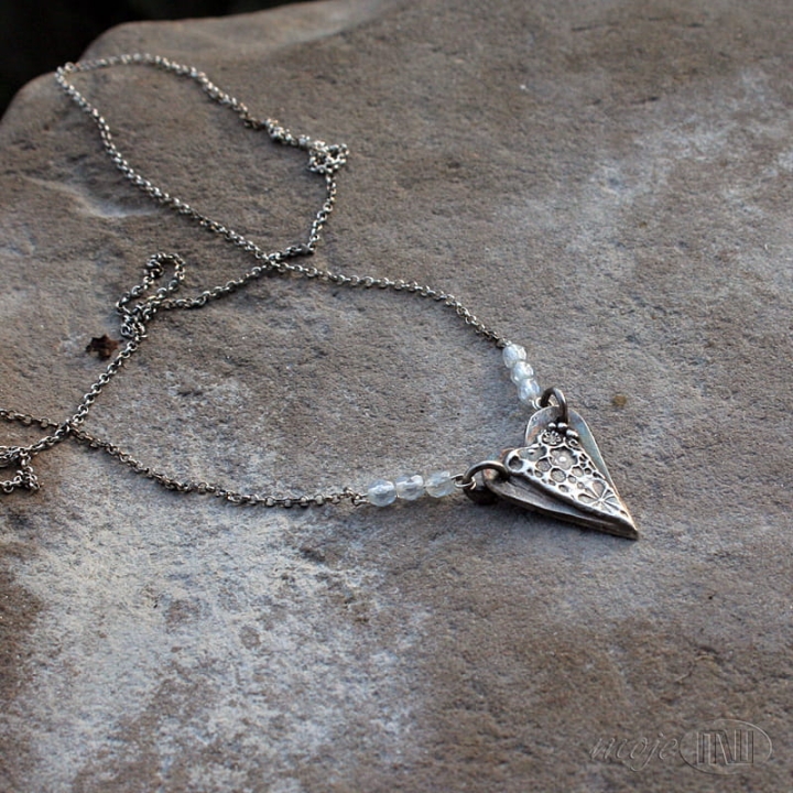 Kwietne serduszko-wisiorek-z-serduszkiem-serduszko-z-kwiatami-srebrny-wisiorek-serce-art-clay-prezent