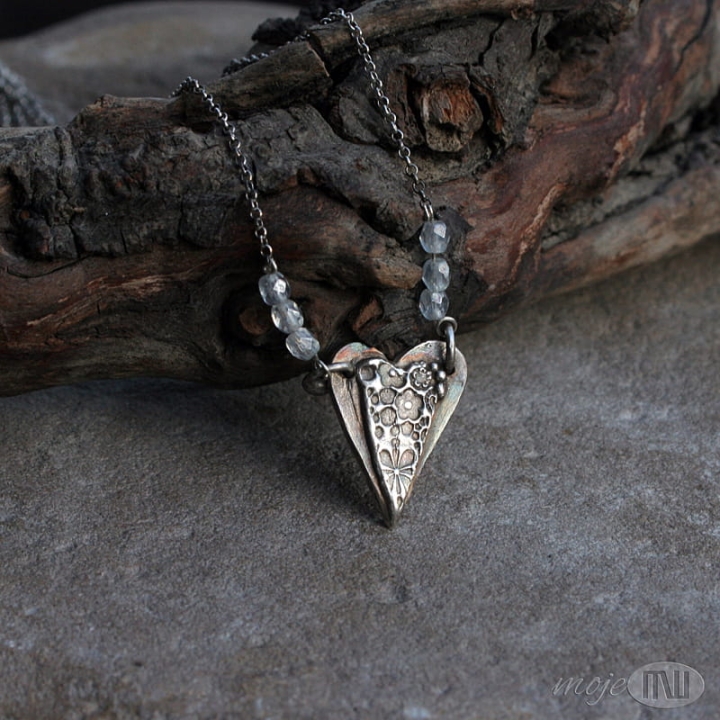 Kwietne serduszko-wisiorek-z-serduszkiem-serduszko-z-kwiatami-srebrny-wisiorek-serce-art-clay-prezent