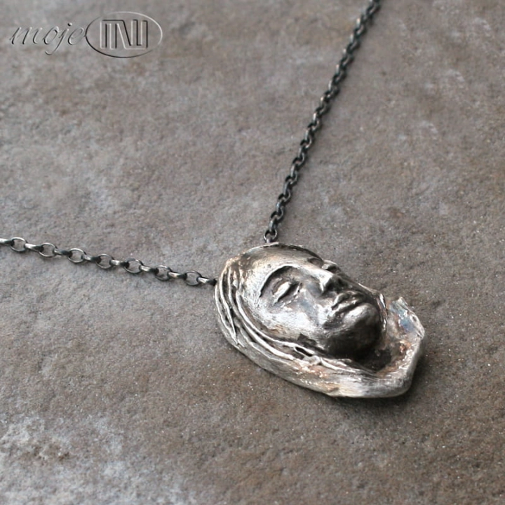 Senna-dziewczyna-srebrny-wisior-recznie-robiony-srebro-twarz-art-clay