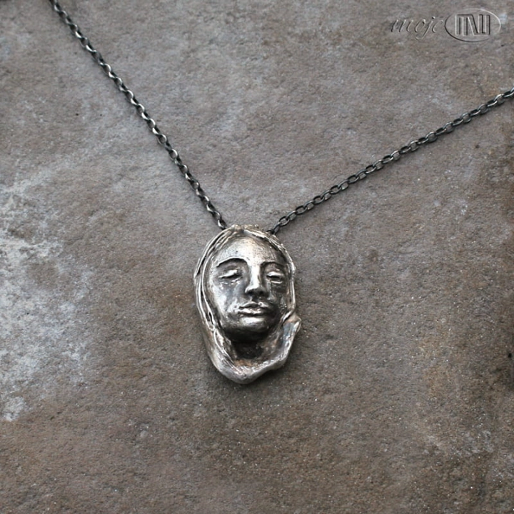 Senna-dziewczyna-srebrny-wisior-recznie-robiony-srebro-twarz-art-clay