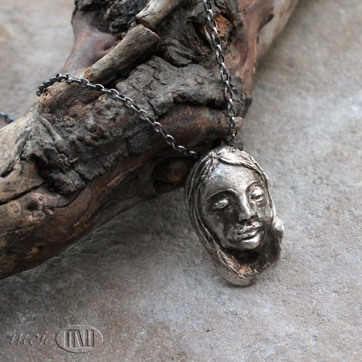 Senna-dziewczyna-srebrny-wisior-recznie-robiony-srebro-twarz-art-clay