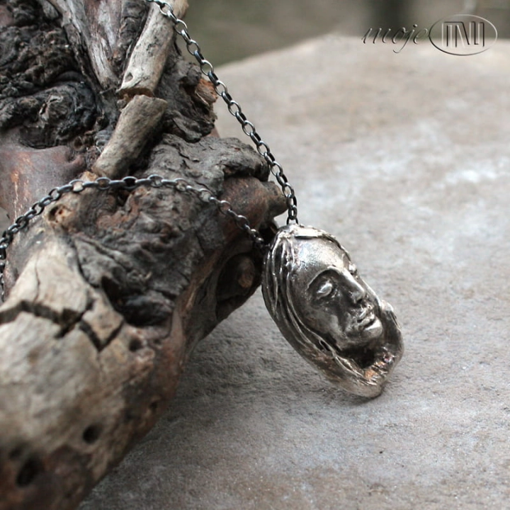 Senna-dziewczyna-srebrny-wisior-recznie-robiony-srebro-twarz-art-clay