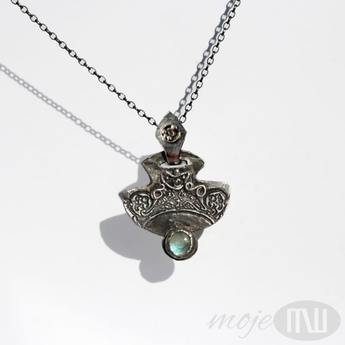 Antyczny-srebrny-wisior-ze-srebra-z-labradorytem-ręcznie-formowane-srebro-biżuteria-prezent