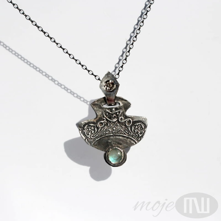 Antyczny-srebrny-wisior-ze-srebra-z-labradorytem-ręcznie-formowane-srebro-biżuteria-prezent
