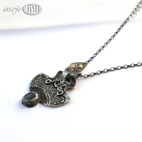 Antyczny-srebrny-wisior-ze-srebra-z-labradorytem-ręcznie-formowane-srebro-biżuteria-prezent