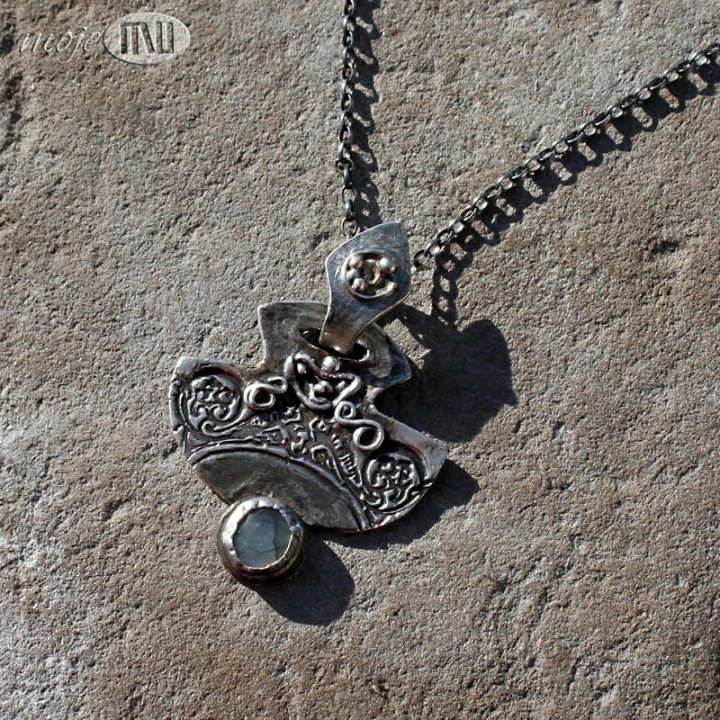 Antyczny-srebrny-wisior-ze-srebra-z-labradorytem-ręcznie-formowane-srebro-biżuteria-prezent