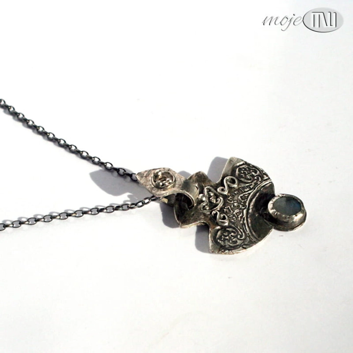 Antyczny-srebrny-wisior-ze-srebra-z-labradorytem-ręcznie-formowane-srebro-biżuteria-prezent