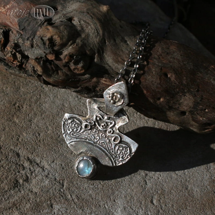 Antyczny, srebrny wisior, wisior ze srebra z labradorytem, ręcznie formowane srebro, srebra biżuteria, pomysł na prezent
