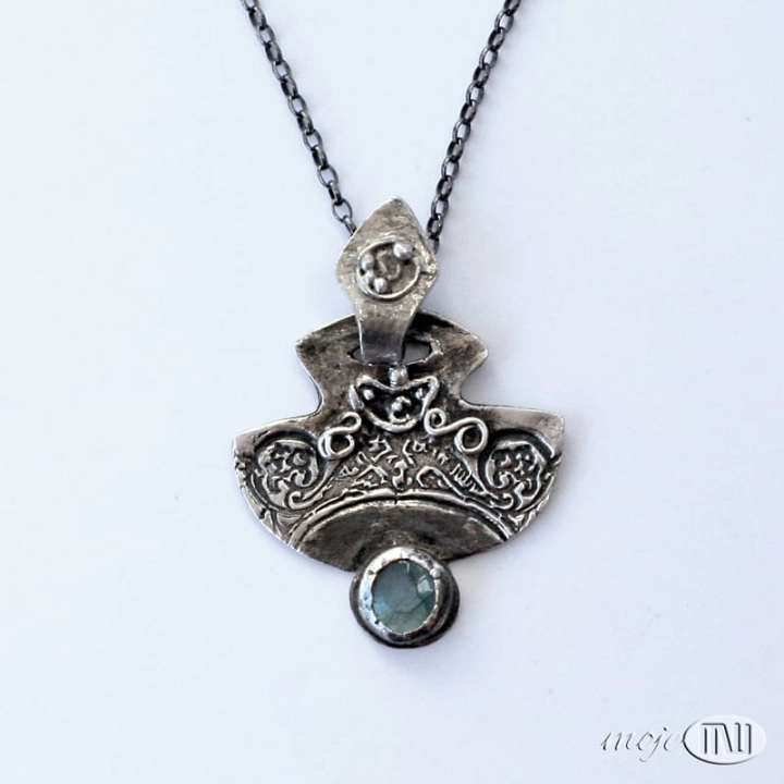 Antyczny-srebrny-wisior-ze-srebra-z-labradorytem-ręcznie-formowane-srebro-biżuteria-prezent