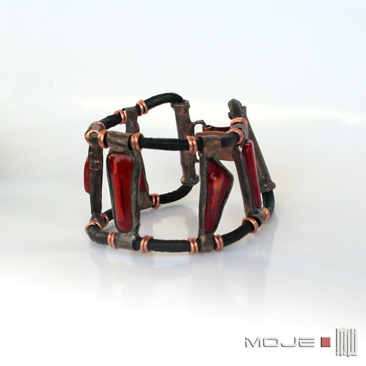 Kolisko-w-purpurze-bransoleta-szklane-kaboszony-skorzane-rzemienie-fusing-szklany-miedziana-bizuteria-autorska