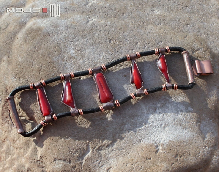 Kolisko-w-purpurze-bransoleta-szklane-kaboszony-skorzane-rzemienie-fusing-szklany-miedziana-bizuteria-autorska