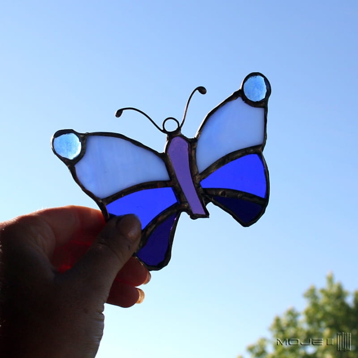 motyl w niebieskościach, witrażowy motyl, szklany motyl, niebieski motyl, witraż Tiffany, ozdoba