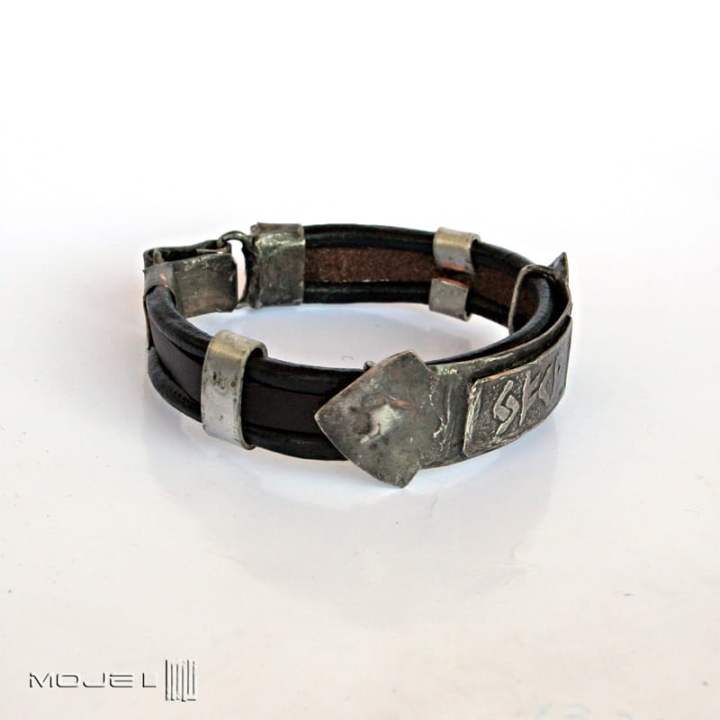 Sukces-w-biznesie-manela-bransoleta-z-miedzi-i-rzemieni-talizman-rzemien-skora-znaki-runiczne-runy